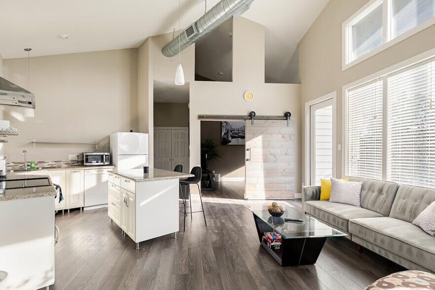 Building Photo - 805 The High Rd