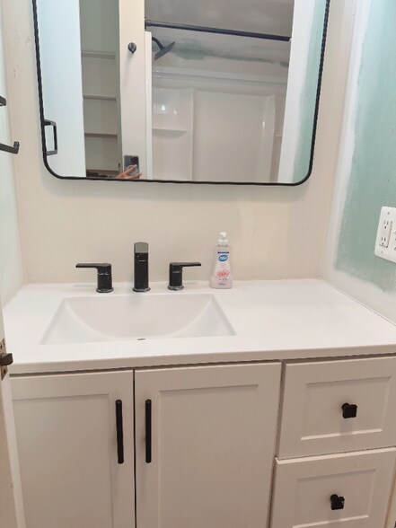 Building Photo - 671 Crest Ln E