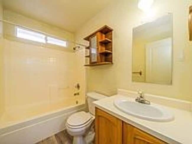 Building Photo - Cute 3 bedroom/2 bath downtown home!
