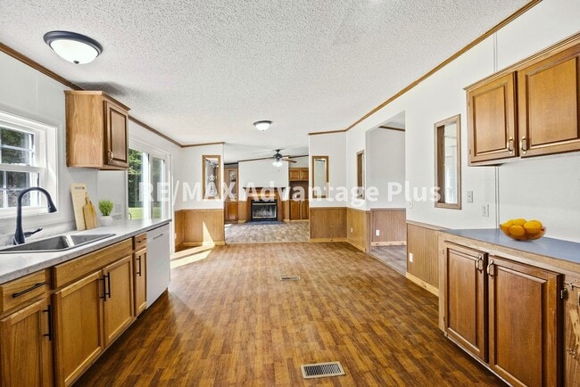 Building Photo - Spacious 4 bedroom home in private setting