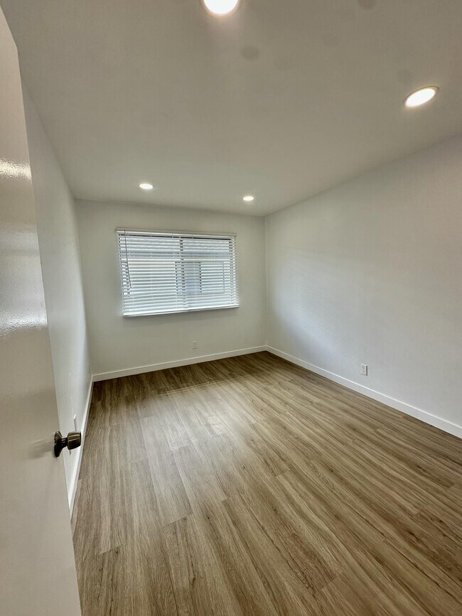 Building Photo - 102 E Tiffany Dr
