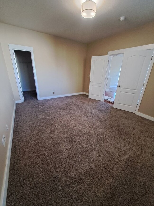 Building Photo - Secluded 5 bedroom Amazing Views Green Space