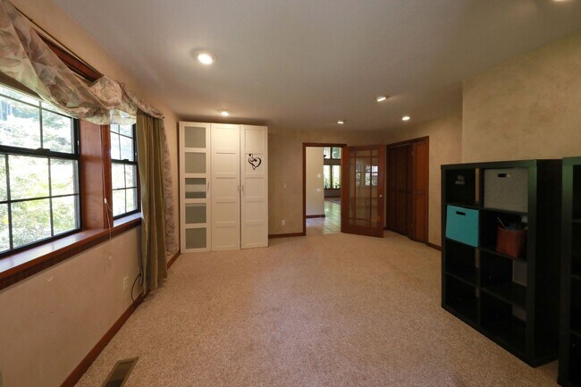 Building Photo - Spacious Custom Home, Most Utilities Included!