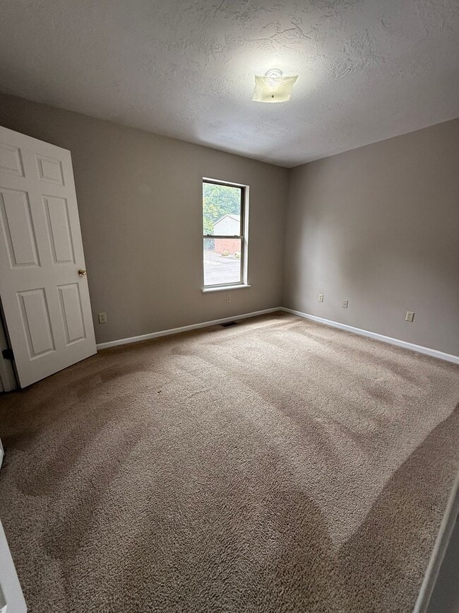 Building Photo - University Place 1- Charming Townhouse Apartment