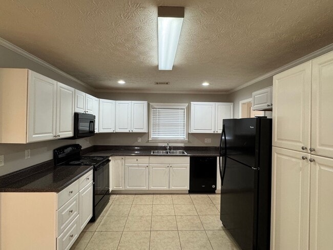 Building Photo - Lovely Brick Home!