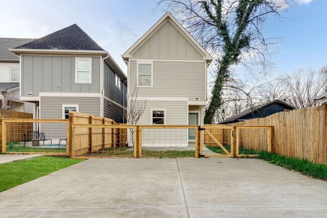 Building Photo - Stunning 3BE/2.5BA in the SHELBY PARK area! Easy DOWNTOWN access!