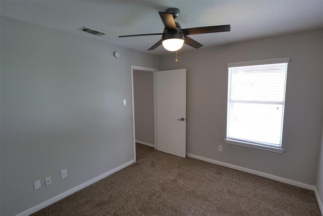 Building Photo - 5302 Prairie Creek Dr