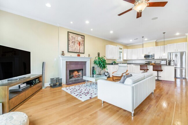 Building Photo - 3820 N Greenview Ave