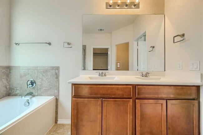 Building Photo - 10001 Pinnacle Crest Loop