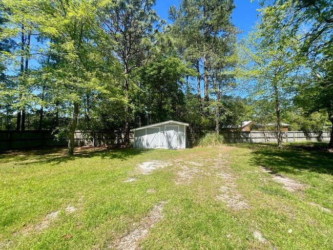 Building Photo - Freshly paint! No Carpet! Barn/Garage! Fir...