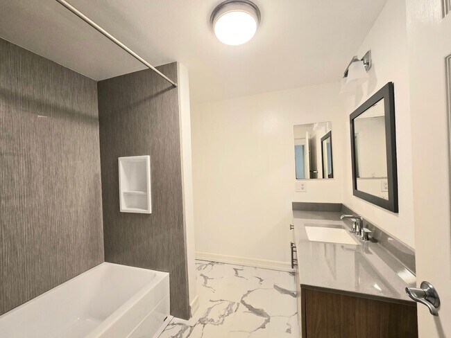 Building Photo - Beautiful 2 Bedroom 2 Bathroom Unit in Downtown San Diego!!