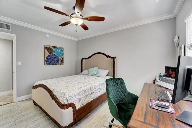 Building Photo - 744 NE 14th Ave