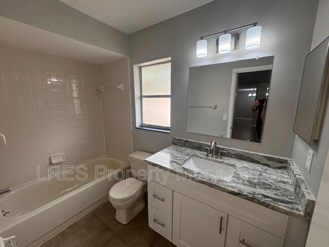 Building Photo - 1004 Stout Ct