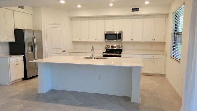 Building Photo - Annual UNfurnished luxury 3/2 ground floor...