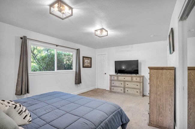 Building Photo - 2655 Parkway Dr