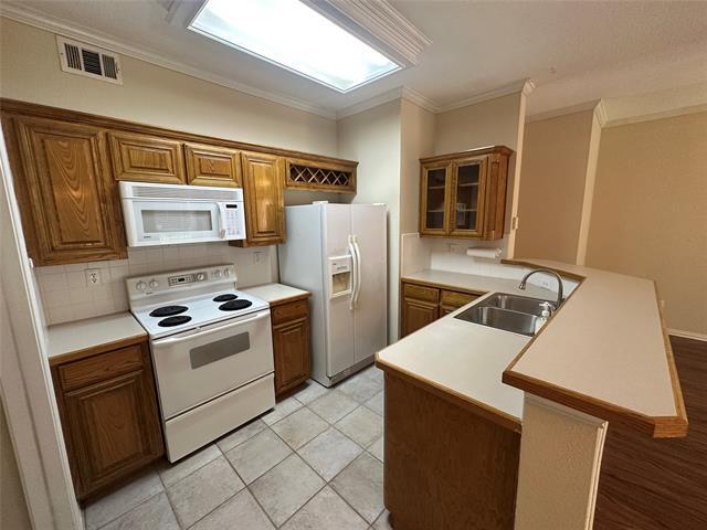 Building Photo - 2400 Southlake Ct