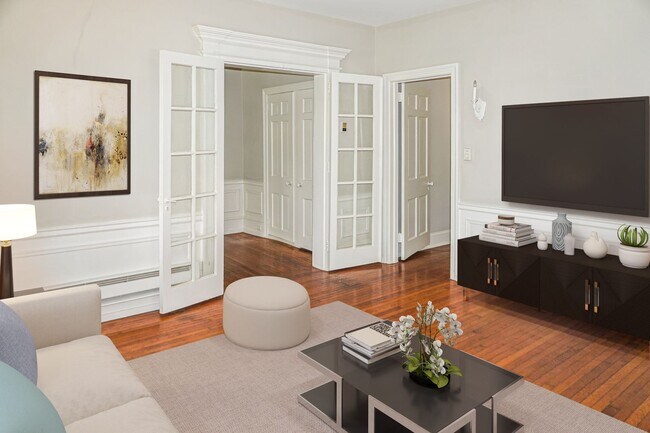 Building Photo - Updated 4 Bed / 2 Bath - Quiet Location, P...