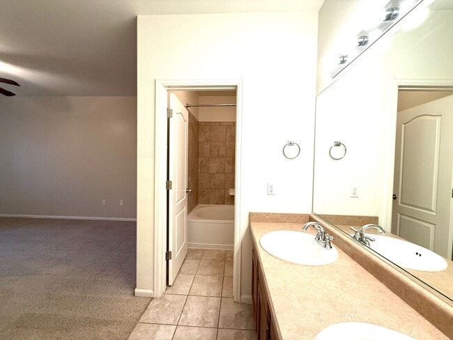 Building Photo - 2 bed/2.5 bath Townhome in Central Arvada ...