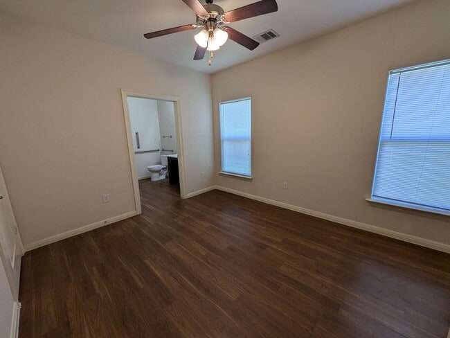 Building Photo - 405 E Simmons Ave