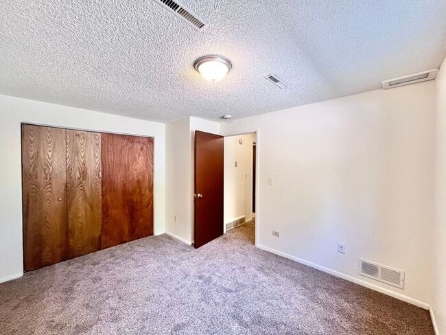 Building Photo - Great 2 bedroom 1 bathroom Duplex with att...