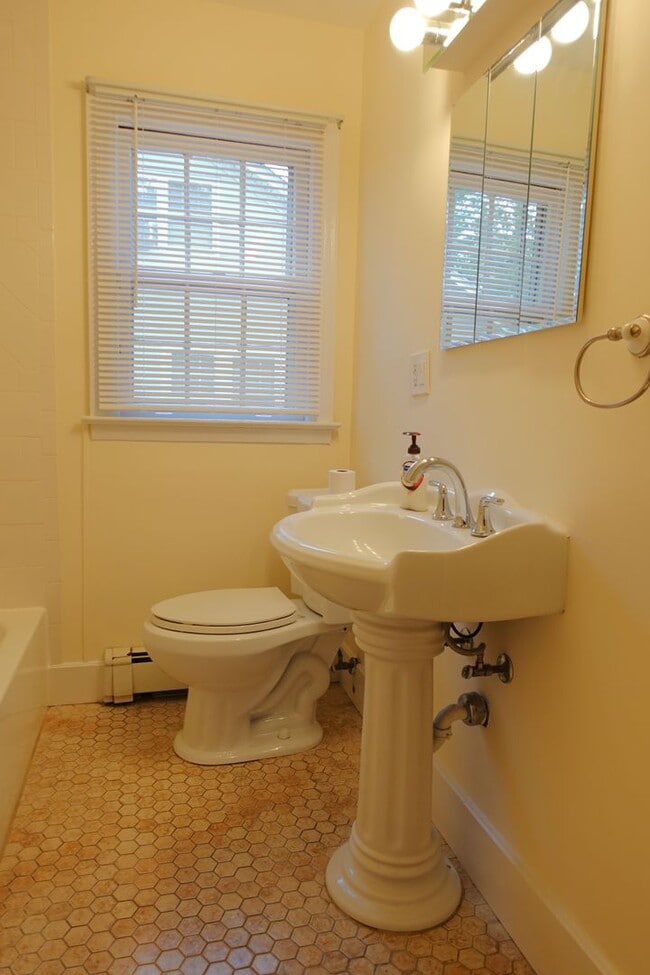 Building Photo - Country Charmer