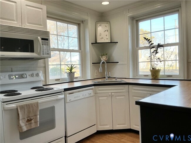 Building Photo - 36 Riverview Dr