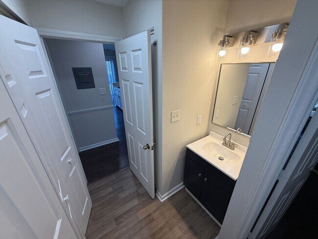 Building Photo - Beautiful Condo minutes from Uptown Charlotte