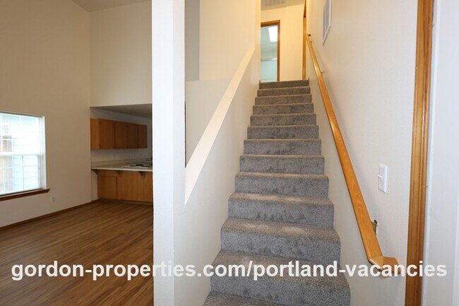 Building Photo - SE Knapp Circle - 3 bedroom duplex with attached single car garage