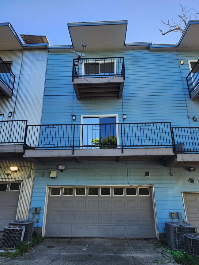 Building Photo - 3/2.5 Luxury Townhome in All Saints distri...