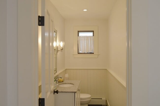 Building Photo - 13 S Kilby St