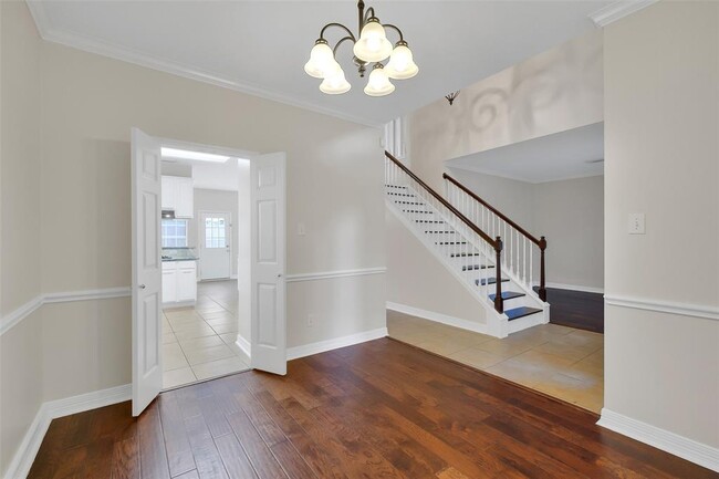Building Photo - 1908 Oak Hollow Dr W