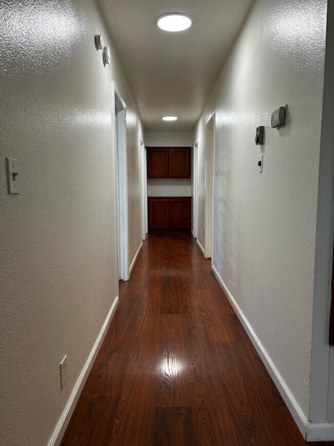 Building Photo - PLEASE CONTACT VAUGHN REALTY TO SET UP AN APPOINTMENT (760)446-6561