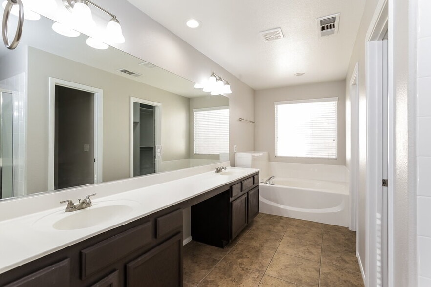 Building Photo - 9453 Grandview Spring Ave