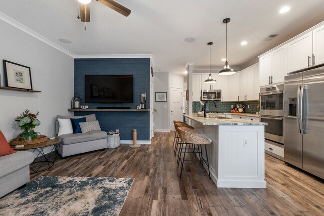 Building Photo - Luxury Townhome for Rent near Regent!