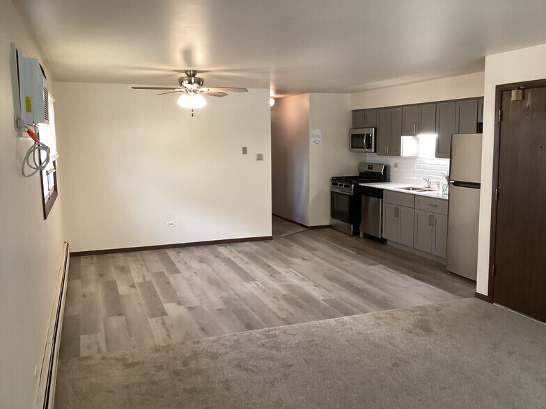 Building Photo - 9839 Ridgeland Ave