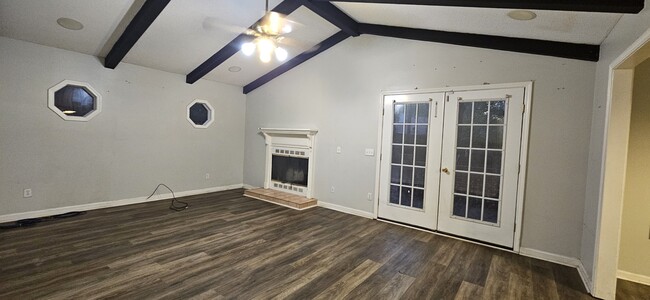 Building Photo - 211 Plantation Rd