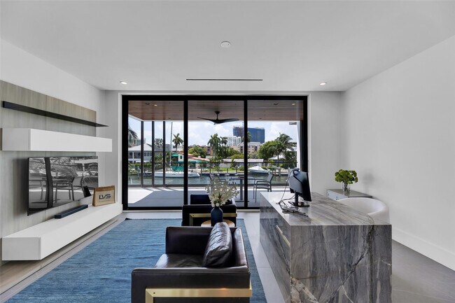 Building Photo - 1730 SE 13th St