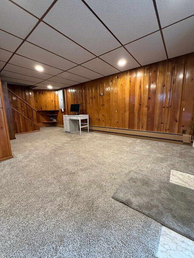 Building Photo - Move-In Ready 2BR Home on Quiet Residential Street in Baldwin/Whitehall!