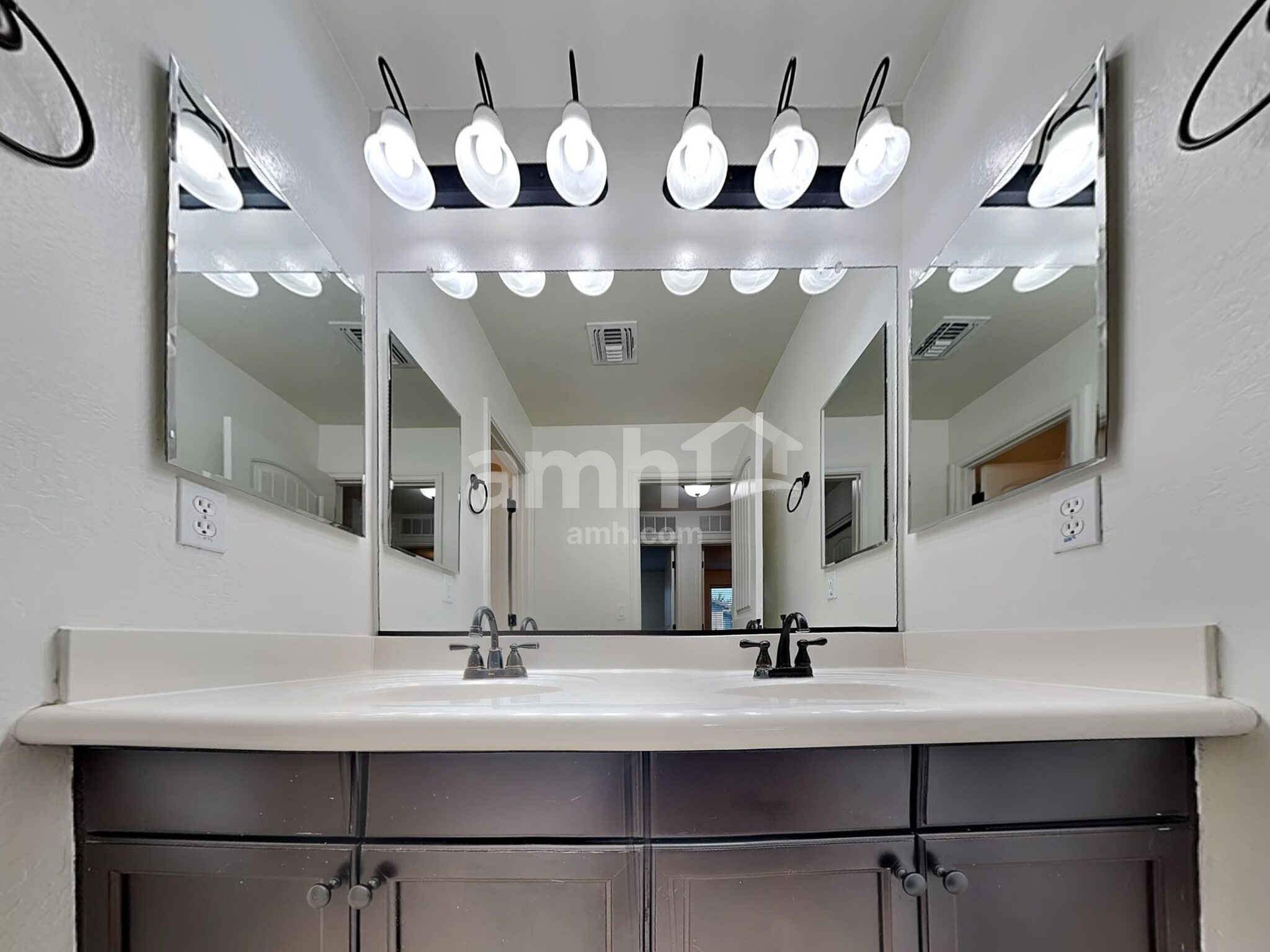 Building Photo - 3458 E Orchid Ln