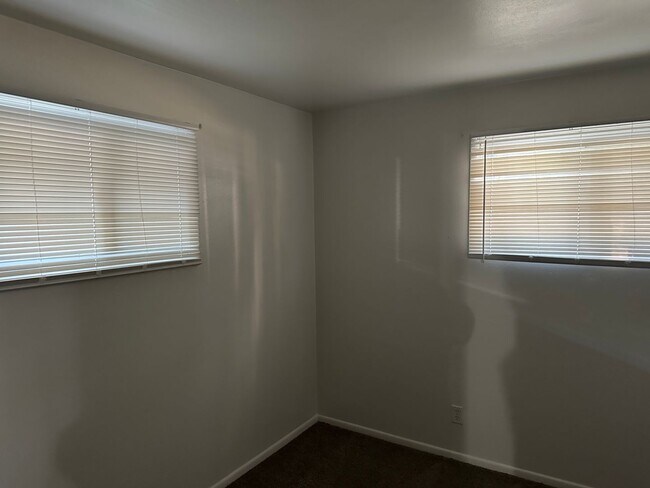 Building Photo - 61 Crescent Dr