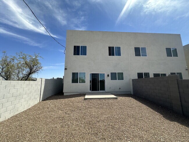 Building Photo - 2526 E Broadway Rd