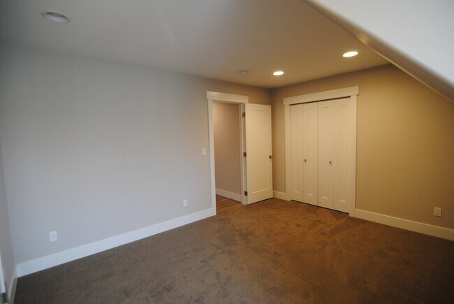 Building Photo - 1708/1710 Danny Boy Ln. Duplex
