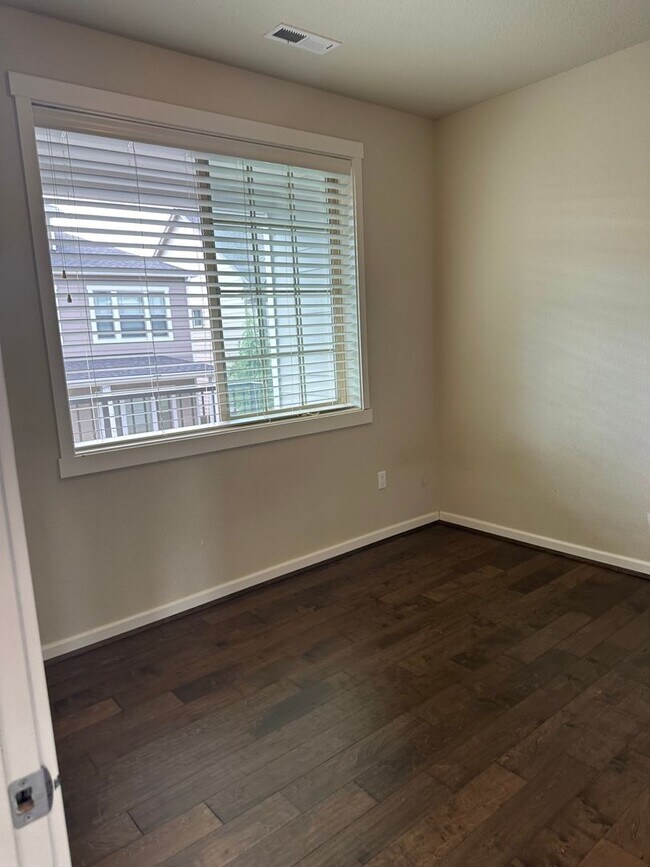 Building Photo - BEAUTIFUL CONTEMPORARY HOME IN BETHANY