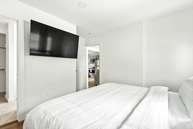 Building Photo - 2321 Muret St