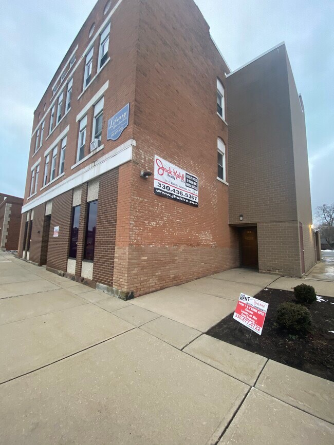 Primary Photo - 163 E Main St