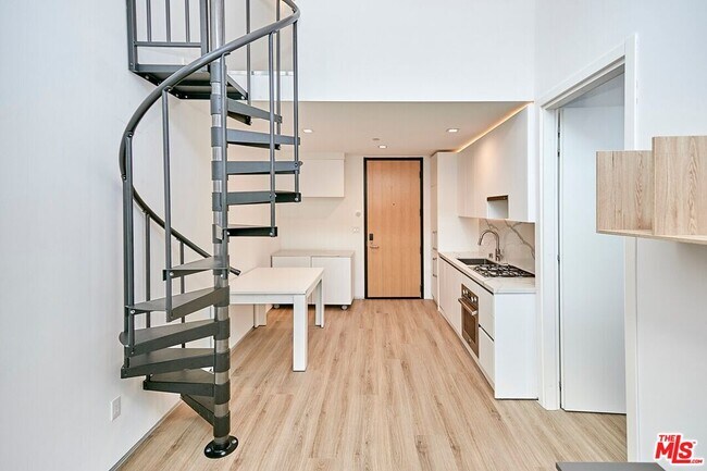 Building Photo - 105 S Fairfax Ave