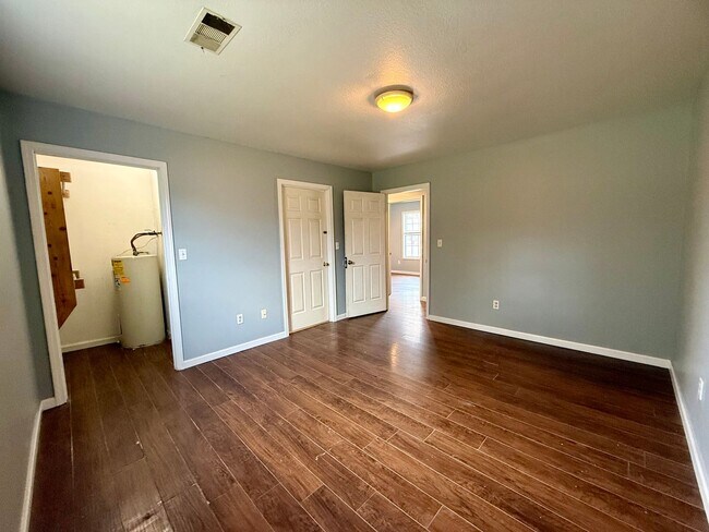 Building Photo - 205 N 18th Ave