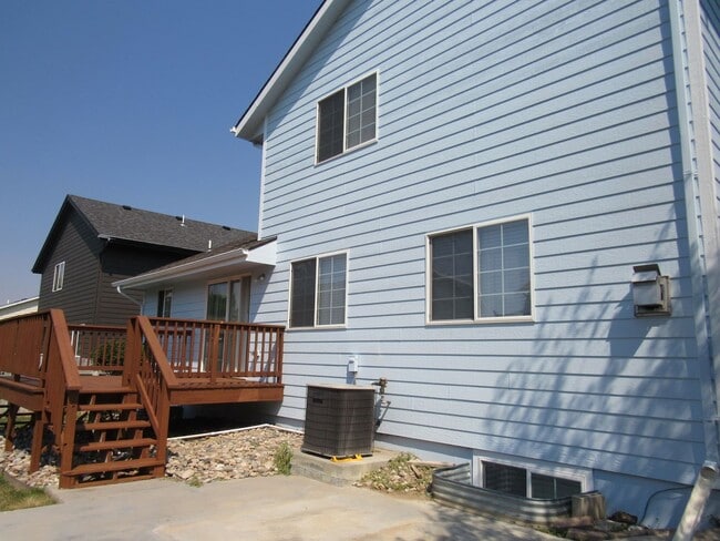 Building Photo - Gorgeous! Spacious Westside Home