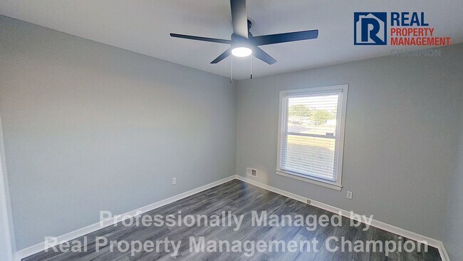 Building Photo - Updated 3 BD/2BA Home on Spacious Corner Lot