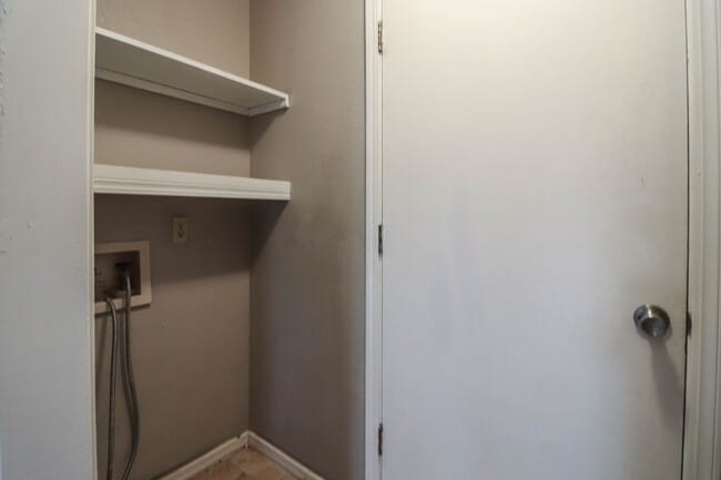 Building Photo - Cozy & Updated